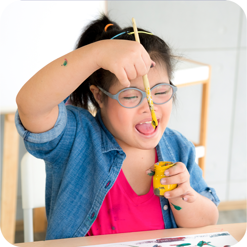 Criança pintando